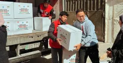 Anies Baswedan turun membagikan bantuan ke pengungsi Palestina di Yordania. (Sumber: Instagram/@chikifawzi)