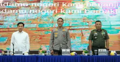 Kapolda Banten Irjen Suyudi Ario Seto dan Wakil Gubernur Dimyati Natakusumah serta Kasiops Korem 064/Maulana Yusuf saat rakor ketersediaan sembako. (Sumber: Dok. Bid Humas Polda Banten)