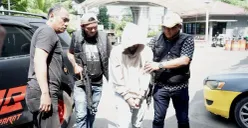 Anggota Polres Jakarta Barat menangkap sopir truk yang diduga melakukan penggelapan beras premium seberat 15 ton. (Sumber: Dok. Humas Polres Jakarta Barat)