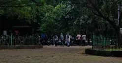 Suasana saat akhir pekan masyarakat berolahraga di kawasan Hutan Kota Srengseng, Kembangan, Jakarta Barat. (Sumber: Poskota/Pandi Ramedhan)