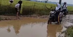 Jalan Cimoyan-Pasirgadung di Kecamatan Patia, Kabupaten Pandeglang, Banten rusak parah dan belum bisa diperbaiki pemerintah. (Sumber: Dok. Warga)