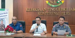 Kepala Kejaksaan Tinggi (Kajati) Jakarta, Patris Yusrian Jaya (kemeja putih) saat konferensi pers di Kejati Jakarta, Jakarta Selatan, Kamis, 27 Februari 2025. (Sumber: Poskota/Ali Mansur)