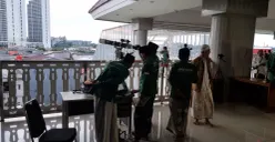 Pemantauan hilal untuk menentukan awal Ramadhan 1446 Hijriah di Masjid KH Hasyim Asy'ari, Cengkareng, Jakarta Barat, Jumat, 28 Februari 2025. (Sumber: Poskota/Pandi Ramedhan)