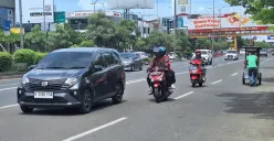 Sejumlah pengendara melintasi Jalan Ahmad Yani, Kota Bekasi, Rabu, 1 Januari 2025. (Sumber: Poskota/Ihsan Fahmi)
