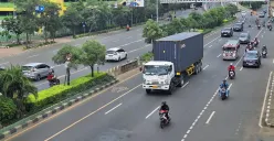 Aktivitas kendaraan yang melintasi Jalan Ahmad Yani, Kota Bekasi, Rabu, 1 Januari 2025. (Sumber: Poskota/Ihsan Fahmi)
