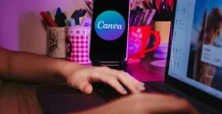Tangan seseorang sedang melakukan desain di Canva. (Sumber: Pexels/Jonathan Borba)