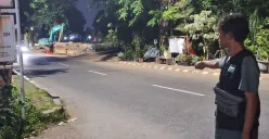Warga menunjukkan lokasi penemuan pria diduga pengamen tewas di Jalan Khairil Anwar, Margahayu, Bekasi Timur, Kota Bekasi, Rabu, 1 Januari 2025. (Foto: Ihsan Fahmi)