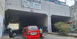 Sejumlah kendaraan melintas di Jalan Raya Underpas Tambun, Kabupaten Bekasi, Kamis, 2 Januari 2025. (Sumber: Poskota/Ihsan)