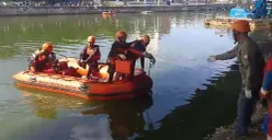 Dua orang juru parkir nekat menceburkan diri ke kali kawasan Ancol, Jakarta Utara, setelah dikejar kawanan orang bersenjata tajam. Korban ditemukan tewas. (Sumber: Dok. Damkar)