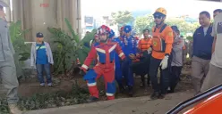 Tim regu penyelamatan Gulkarmat Tanjung Priok bersama petugas kepolisian membantu evakuasi dua jasad korban yang tewas akibat tenggelam di Kali Ancol, Jakarta Utara, Kamis 2 Januari 2025. (Sumber: Dok. Gulkarmat Jakarta)