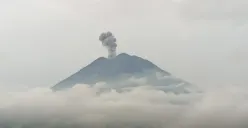 Gunung Semeru erupsi sebanyak lima kali sejak Kamis 2 Januari 2025 dini hari hingga pagi pukul 08.51 Wib yang terbesar menyemburkan abu vulkanik setinggi 1.200 meter diatas puncak. (Sumber: Dok Pos Pengamatan Gunung Api Semeru)