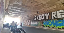 Pengendara motor berhenti sembarangan di Jalan Raya Underpass Tambun, Kabupaten Bekasi, Kamis, 2 Januari 2025. (Sumber: Poskota/Ihsan Fahmi)