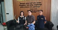 Kanit Jatanras Polres Metro Jakarta Utara AKP Fauzan menunjukan celurit dan pakaian para pelaku saat kejadian di Mapolres Metro Jakarta Utara, Sabtu 4 Januari 2024. (Sumber: Dok Polres Jakarta Utara)