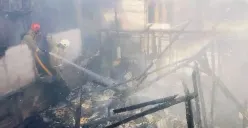 Petugas Damkar saat memadamkan api yang menghanguskan dua rumah di di Jalan Muara Baru Ujung Gedung Pompa RT 20/RW 17, Penjaringan, Jakarta Utara, Sabtu, 4 Januari 2025. (Sumber: Dok. Damkar Jakarta Utara)