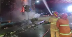 Petugas pemadam kebakaran saat memadamkan api pada videotron di Jalan Kh Noer Ali, Kayuringin, Bekasi Selatan, Kota Bekasi, pada Jumat 3 Januari 2025 malam. (Sumber: Dok. Disdamkarmat Kota Bekasi)