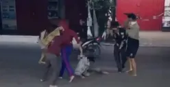 Aksi dua kelompok remaja terlibat tawuran di Jalan Raya Mangunjaya, Tambun Selatan, Kabupaten Bekasi. (Sumber: Dok : Screenshoot video warga Tambun, Bekasi)