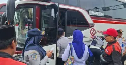 Petugas Dishub saat berada di Terminal Induk Bekasi, 10 Desember 2024. (Sumber: Poskota/Ihsan)