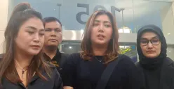 Pratiwi Noviyanthi datang ke rumah duka Alvin Lim di Grand Heaven, Pluit, Jakarta Utara. (Sumber: Tangkap Layar YouTube/Intens Investigasi)
