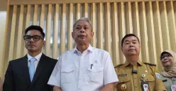 Wamensos RI Agus Jabo Priyono bersama Pj Gubernur Jakarta Teguh Setyabudi dan Jubir Kantor Kepresidenan Dedek Prayudi saat tinjau program MBG di SMP Barunawati, Palmerah, Jakarta Barat. (Sumber: Poskota/Pandi Ramedhan)
