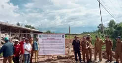 ESDM Banten dan jajaran terkait lainnya saat menyegel lokasi galian tanah di Desa Mekarsari, Kecamatan Rangkasbitung, Lebak. (Sumber: Dok. Warga)
