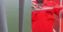 Benang nilon terpasang melintang di jembatan Suramadu disebut sebagai modus baru begal motor. (Sumber: Tangkap Layar X/@Mata_Netizen62)