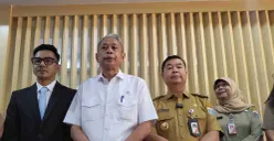 Wamensos RI Agus Jabo Priyono bersama Pj Gubernur Jakarta Teguh Setyabudi dan Jubir Kantor Kepresidenan Dedek Prayudi saat tinjau program MBG di SMP Barunawati, Palmerah, Jakarta Barat. (Sumber: Poskota/Pandi Ramedhan)