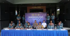 Pangkoarmada RI, Laksamana Madya TNI Denih Hendrata, didampingi Kapolda Banten, Irjen Pol Suyudi Ario Seto, bersama pejabat terkait memberikan keterangan terkait kasus penembakan di Rest Area Tol Tangerang-Merak. (Sumber: Poskota/Angga Pahlevi)