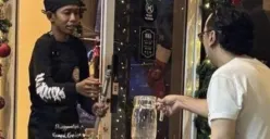 Dede Sunandar saat melayani pelanggan di kafe Pantai Indah Kapuk, tetap tersenyum meski menghadapi tantangan hidup. (Sumber: Istimewa)