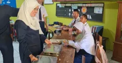 Pelaksanaan makan bergizi gratis (MBG) di SLB Negeri 5 Jakarta Barat. (Sumber: Poskota/Pandi Ramedhan)