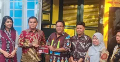 KPU Jakarta menyerahkan surat penetapan kepada Wakil Gubernur terpilih Rano Karno di kawasan Lebak Bulus, Jakarta Selatan, Selasa, 7 Januari 2025. (Sumber: Poskota/Pandi Ramedhan)
