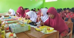 Ratusan siswa SD di Kabupaten Lebak menyantap Makan Bergizi Gratis (MBG). (Sumber: Dok. Sekda Lebak)