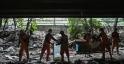 Petugas Suku Dinas Jakarta Barat, membersihkan sisa reruntuhan pemukiman di bawah Kolong Tol Angke, Grogol Petamburan, Jakarta Barat, Selasa, 7 Januari 2025. (Sumber: Poskota/Bilal Nugraha Ginanjar)