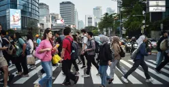 Para pekerja berjalan melintasi pedestrian sesaat setelah jam pulang kerja di kawasan Jalan Jenderal Sudirman, Jakarta, Jumat, 10 Januari 2025. (Sumber: Poskota/ Bilal Nugraha Ginanjar)