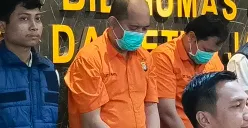 Tersangka pelaku seks menyimpang sekaligus pengelola situs porno, IG, 39 tahun saat gelar perkara di Mapolda Metro Jaya, Jakarta Selatan, Jumat, 10 Januari 2025. (Sumber: Poskota/Ali Mansur)