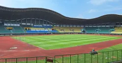 Kondisi lapangan Stadion Patriot Chandrabaga, Kota Bekasi, usai rampungnya proses renovasi, Sabtu, 11 Januari 2025. (Sumber: Poskota/Ihsan)