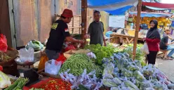 Seorang pembeli saat mendatangi salah satu lapak pedagang sayur di Pasar Baru Bekasi, Minggu, 12 Januari 2025. (Sumber: Poskota/Ihsan Fahmi)