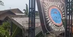 Sebuah rumah di Desa Sumolawang, Kecamatan Puri, Kabupaten Mojokerto hancur akibat ledakan mengakibatkan dua warga tewas. (Sumber: Instagram Info Mojokerto)