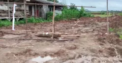 Plang segel penutupan galian tanah di Mekarsari, Kecamatan Rangkasbitung, Lebak dicopot dan hanya tersisa tiang bambu. (Sumber: Dok. Warga)