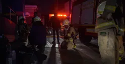 Sejumlah petugas pemadam kebakaran berupaya memadamkan kobaran api sambil mengevakuasi warga yang terjebak dari musibah kebakaran di Glodok Plaza, Tamansari, Jakarta Barat, Rabu 15 Januari 2025. (Sumber: Poskota/Bilal Nugraha Ginanjar)