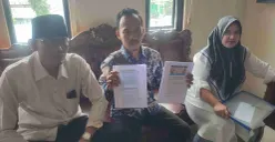 Seorang honorer nakes di Pandeglang saat menunjukan dokumen kelulusan hasil seleksi PPPk 2024. (Sumber: Poskota/Samsul Fatoni)