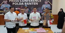 Dirreskrimum Kombes Dian Setiawan didampingi Kabidhumas Kombes Didik Hariyanto saat konferensi pers di Mapolda Banten. (Sumber: Poskota/Rahmat Haryono)