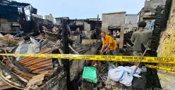 Sisa puing bekas kebakaran yang melanda belasan rumah di Jalan Kemayoran Gempol, RT 8 RW 6, Kelurahan Kebon Kosong, Kecamatan Kemayoran, Jakarta Pusat, Rabu (15/1). (Sumber: Poskota/ Angga Pahlevi)