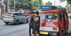 Angkot K11 Bantargebang hendak membawa penumpang di Jalan Raya Narogong, Kota Bekasi, Kamis, 16 Desember 2025. (Sumber: Poskota/Ihsan Fahmi)