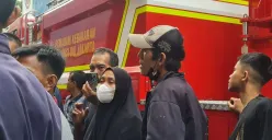 Eko dan istrinya saat menantikan kabar anaknya yang masih belum ditemukan dalam peristiwa kebakaran Glodok Plaza, Tamansari, Jakarta Barat, Kamis, 16 Januari 2025. (Sumber: Poskota/Pandi Ramedhan)