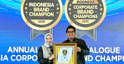 JNE raih penghargaan Indonesia Brand Champion 2025 kategori Jasa Pengiriman dalam acara Infobrand Summit 2025 di The Sultan Hotel & Residence, Jakarta Selatan, Kamis (16/1). (Sumber: Dok.JNE)