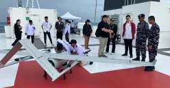 Saat drone Aruna 45, pesawat terbang tanpa awak berbahan komposit daur ulang hasil inovasi anak bangsa, sukses menjalani uji terbang di atas perairan Teluk Jakarta pada Kamis, 16 Januari 2025. (Sumber: TNI Angkatan Laut)