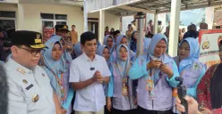 Wakil Mentri Kesehatan, Prof. dr. Dante Saksono Harbuwono, saat melakukan kunjungan ke Desa Tembong, Kecamatan Carita, Pandeglang. (Sumber: Poskota/Samsul Fatoni)