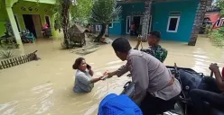 Seorang warga terdampak banjir di Kecamatan Sobang, Pandeglang, saat dievakuasi ke tempat pengungsian sementara. (Sumber: Dok. BPBD Pandeglang)