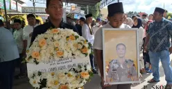 Kedua adik korban Raihan dan Viko saat memegang karangan bunga dan foto dinas almarhum Iqbal Anwar Arif, di Bekasi Selatan, Kota Bekasi. Minggu, 19 Desember 2025. (Sumber: Poskota/Ihsan Fahmi)