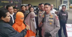 Kapolres Cimahi AKBP Tri Suhartanto, menanyai tersangka kasus penipuan arisan online fiktif di Mako Polres Cimahi, Jalan Amir Machmud, Senin 20 Januari 2025. (Sumber: Poskota/Gatot Poedji Utomo)